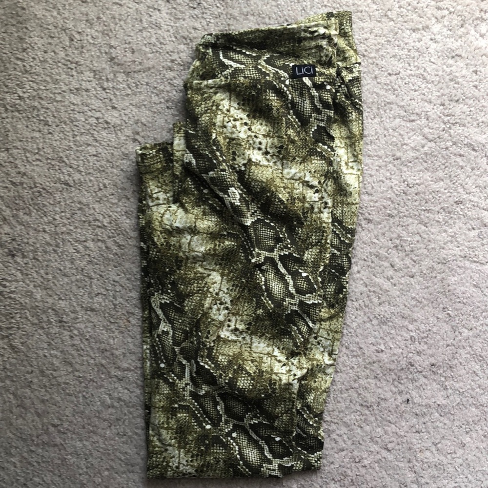 LiCi Fit Abundance V-Cut Scrunch Legging